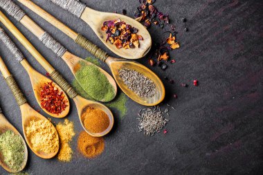 Eski bir arka plan üzerinde mutfak aksesuarları ile yemek pişirmek için baharat