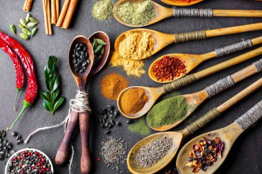 Eski bir arka plan üzerinde mutfak aksesuarları ile yemek pişirmek için baharat