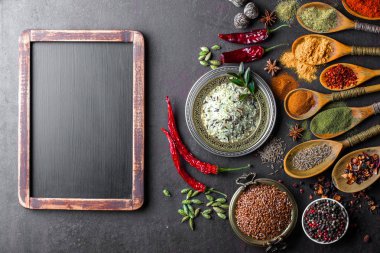 Eski bir arka plan üzerinde mutfak aksesuarları ile yemek pişirmek için baharat