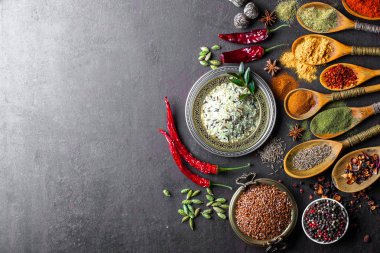 Eski bir arka plan üzerinde mutfak aksesuarları ile yemek pişirmek için baharat