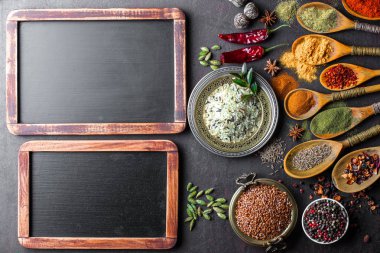 Eski bir arka plan üzerinde mutfak aksesuarları ile yemek pişirmek için baharat