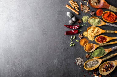 Eski bir arka plan üzerinde mutfak aksesuarları ile yemek pişirmek için baharat