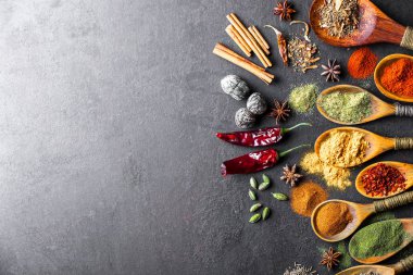 Eski bir arka plan üzerinde mutfak aksesuarları ile yemek pişirmek için baharat