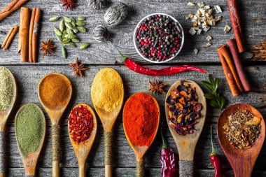 Eski bir arka plan üzerinde mutfak aksesuarları ile yemek pişirmek için baharat