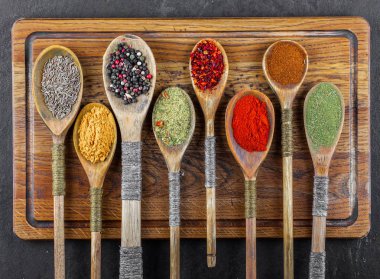 Eski bir arka plan üzerinde mutfak aksesuarları ile yemek pişirmek için baharat