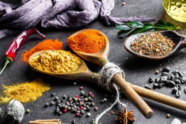 Eski bir arka plan üzerinde mutfak aksesuarları ile yemek pişirmek için baharat