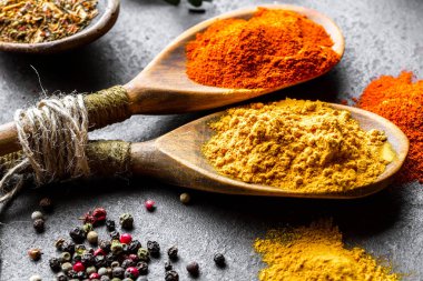 Eski bir arka plan üzerinde mutfak aksesuarları ile yemek pişirmek için baharat