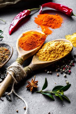 Eski bir arka plan üzerinde mutfak aksesuarları ile yemek pişirmek için baharat