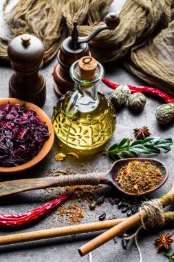 Eski bir arka plan üzerinde mutfak aksesuarları ile yemek pişirmek için baharat