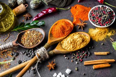 Eski bir arka plan üzerinde mutfak aksesuarları ile yemek pişirmek için baharat