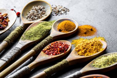 Eski bir arka plan üzerinde mutfak aksesuarları ile yemek pişirmek için baharat