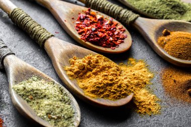 Eski bir arka plan üzerinde mutfak aksesuarları ile yemek pişirmek için baharat