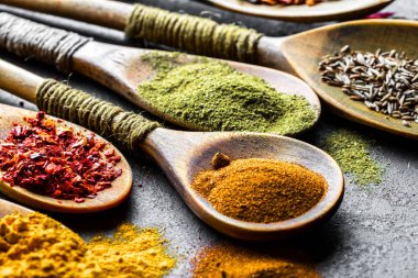 Eski bir arka plan üzerinde mutfak aksesuarları ile yemek pişirmek için baharat
