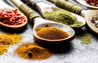 Eski bir arka plan üzerinde mutfak aksesuarları ile yemek pişirmek için baharat