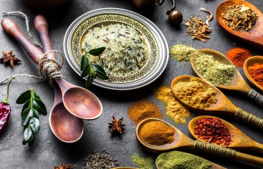 Eski bir arka plan üzerinde mutfak aksesuarları ile yemek pişirmek için baharat