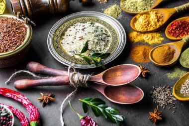 Eski bir arka plan üzerinde mutfak aksesuarları ile yemek pişirmek için baharat