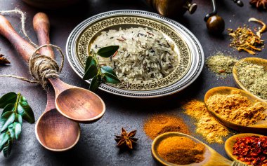 Eski bir arka plan üzerinde mutfak aksesuarları ile yemek pişirmek için baharat