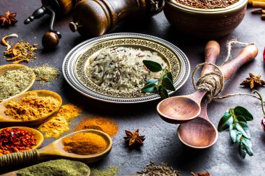 Eski bir arka plan üzerinde mutfak aksesuarları ile yemek pişirmek için baharat