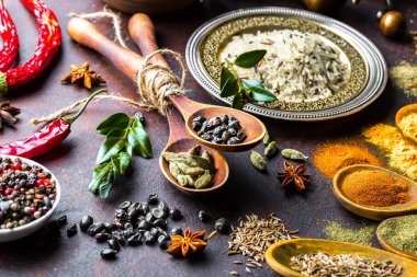 Eski bir arka plan üzerinde mutfak aksesuarları ile yemek pişirmek için baharat