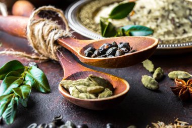 Eski bir arka plan üzerinde mutfak aksesuarları ile yemek pişirmek için baharat