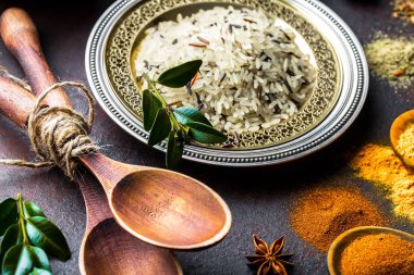 Eski bir arka plan üzerinde mutfak aksesuarları ile yemek pişirmek için baharat