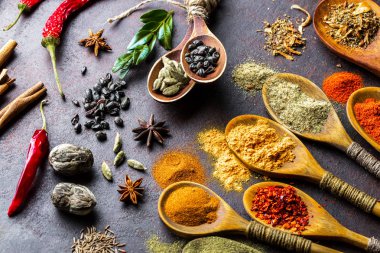 Eski bir arka plan üzerinde mutfak aksesuarları ile yemek pişirmek için baharat
