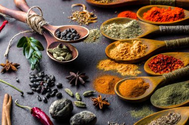 Eski bir arka plan üzerinde mutfak aksesuarları ile yemek pişirmek için baharat