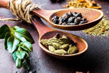 Eski bir arka plan üzerinde mutfak aksesuarları ile yemek pişirmek için baharat