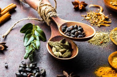 Eski bir arka plan üzerinde mutfak aksesuarları ile yemek pişirmek için baharat