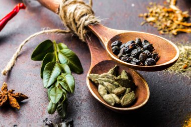 Eski bir arka plan üzerinde mutfak aksesuarları ile yemek pişirmek için baharat