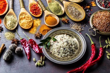 Eski bir arka plan üzerinde mutfak aksesuarları ile yemek pişirmek için baharat