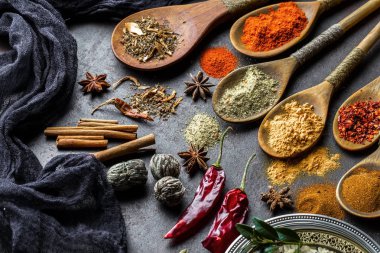 Eski bir arka plan üzerinde mutfak aksesuarları ile yemek pişirmek için baharat