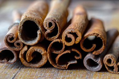 Eski bir arka plan üzerinde mutfak aksesuarları ile yemek pişirmek için baharat