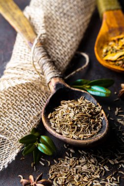 Eski bir arka plan üzerinde mutfak aksesuarları ile yemek pişirmek için baharat