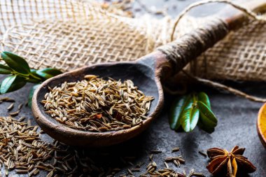 Eski bir arka plan üzerinde mutfak aksesuarları ile yemek pişirmek için baharat