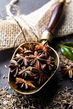 Eski bir arka plan üzerinde mutfak aksesuarları ile yemek pişirmek için baharat