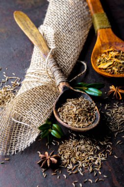 Eski bir arka plan üzerinde mutfak aksesuarları ile yemek pişirmek için baharat