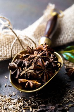 Eski bir arka plan üzerinde mutfak aksesuarları ile yemek pişirmek için baharat