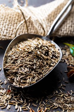 Eski bir arka plan üzerinde mutfak aksesuarları ile yemek pişirmek için baharat