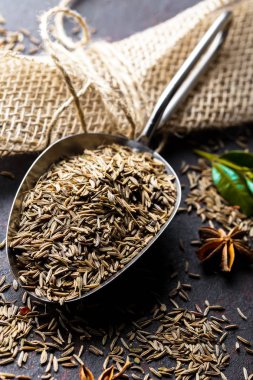 Eski bir arka plan üzerinde mutfak aksesuarları ile yemek pişirmek için baharat