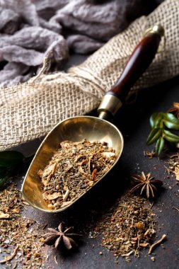 Eski bir arka plan üzerinde mutfak aksesuarları ile yemek pişirmek için baharat