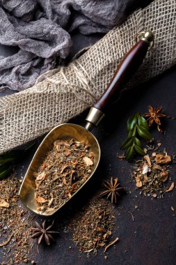 Eski bir arka plan üzerinde mutfak aksesuarları ile yemek pişirmek için baharat