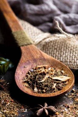 Eski bir arka plan üzerinde mutfak aksesuarları ile yemek pişirmek için baharat