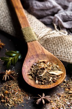 Eski bir arka plan üzerinde mutfak aksesuarları ile yemek pişirmek için baharat