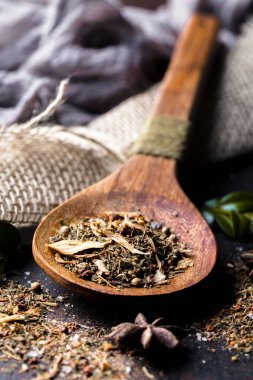 Eski bir arka plan üzerinde mutfak aksesuarları ile yemek pişirmek için baharat