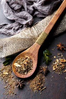 Eski bir arka plan üzerinde mutfak aksesuarları ile yemek pişirmek için baharat