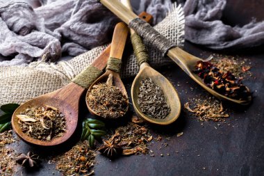 Eski bir arka plan üzerinde mutfak aksesuarları ile yemek pişirmek için baharat