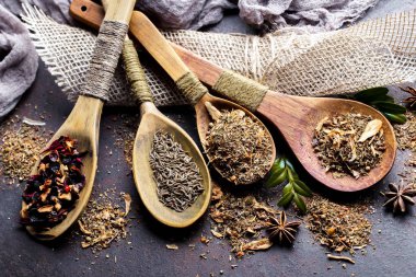 Eski bir arka plan üzerinde mutfak aksesuarları ile yemek pişirmek için baharat