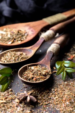 Eski bir arka plan üzerinde mutfak aksesuarları ile yemek pişirmek için baharat