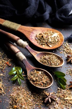 Eski bir arka plan üzerinde mutfak aksesuarları ile yemek pişirmek için baharat